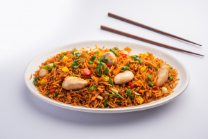 دانلود عکس با کیفیت دیش مرغ و برنج قرمز و سبریجات